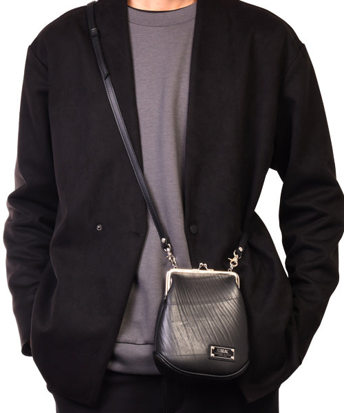 Kiss lock shoulder bag