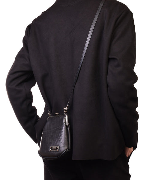 Kiss lock shoulder bag