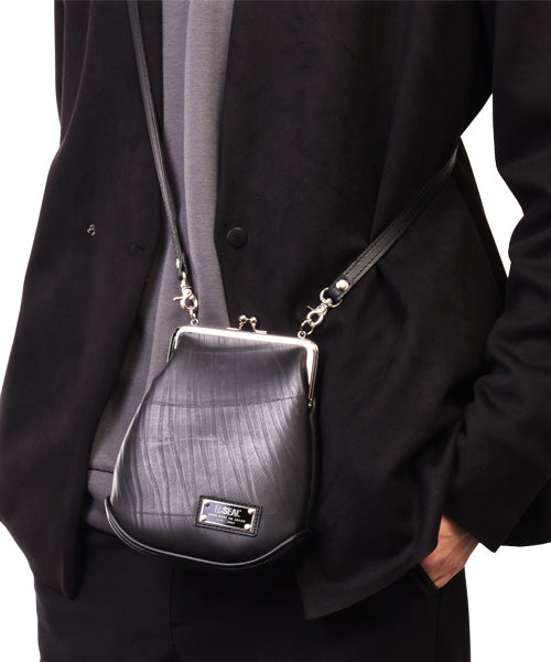 Kiss lock shoulder bag