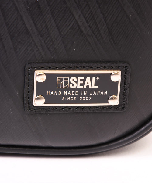 Kiss lock shoulder bag